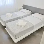 Indipendente Con Piscina 빌라 우겐토